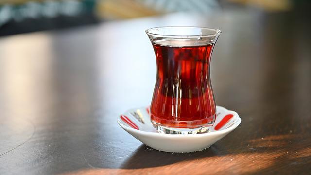Çay bardağını masaya sert koyunca 10 yıllık işinden kovuldu