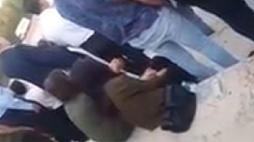 İstiklal Marşı okuduğu sırada ayağa kalkmayan iki öğrenci gözaltına alındı