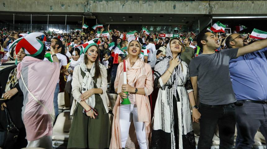 37 yıl sonra ilk kez, İranlı kadınlar İspanya ma&ccedil;ını Tahran'da stadyumdan izledi