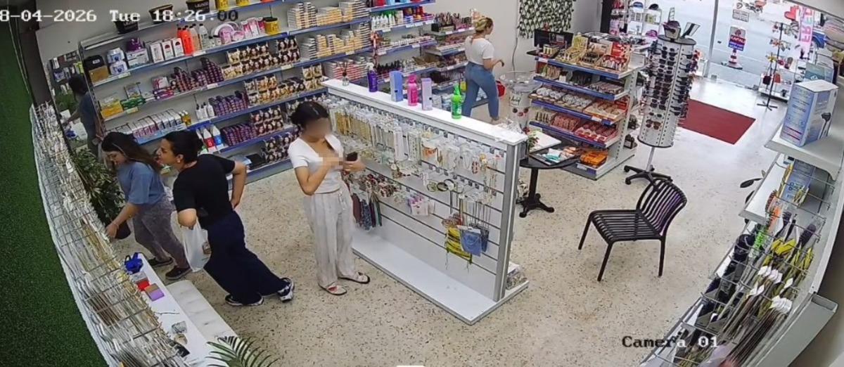 Müşteri gibi girdi, beğendiklerini iç çamaşırına koyup kaçtı! 1
