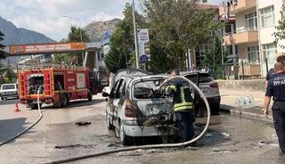 Amasya&rsquo;da seyir halindeki otomobil alev alev yandı