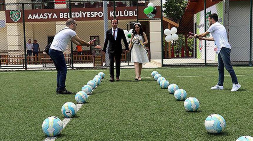 Amasya Belediyespor'un kaleci antren&ouml;r&uuml; Kenan İmrol futbol sahasında evlendi