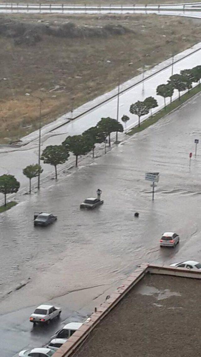 Yol göle dönünce otomobilinin üzerine çıktı