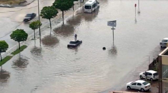 Yol göle dönünce otomobilinin üzerine çıktı