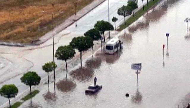 Yol göle dönünce otomobilinin üzerine çıktı