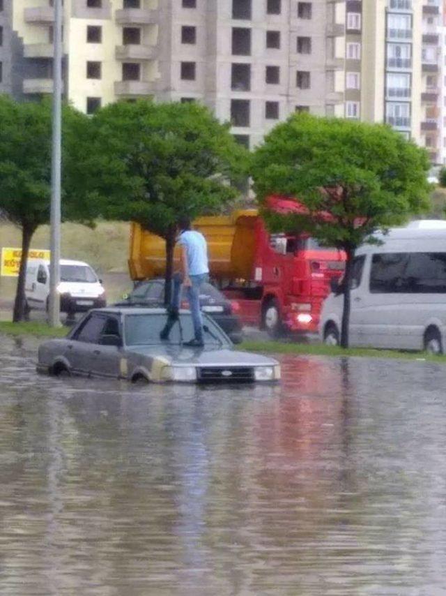 Yol göle dönünce otomobilinin üzerine çıktı