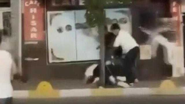 Fatih'teki vahşetin yeni görüntüleri ortaya çıktı! Yerdeyken de bıçaklamışlar