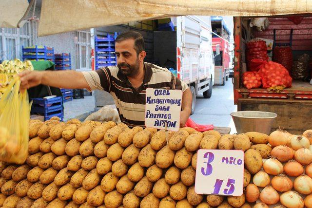 Soğan halde 3,5 pazarda 7 lira, nedeni stokçular mı?