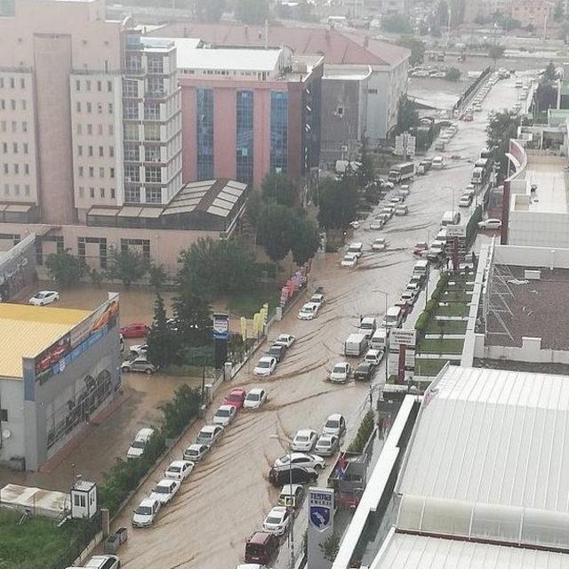 Ankara'yı yine sağanak vurdu