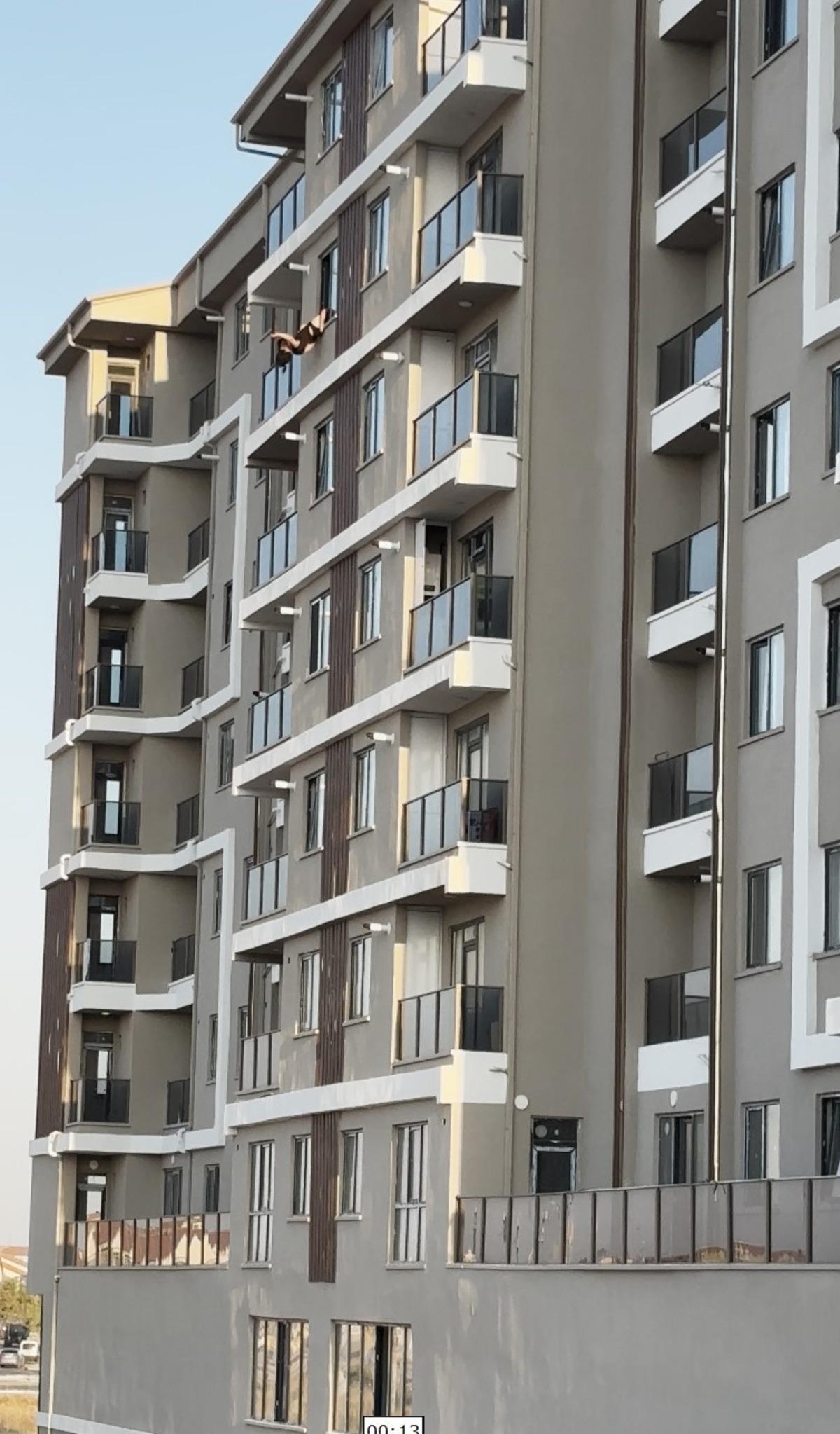 Yer: Aksaray! 8 katlı apartmanın 7. katında asılı kaldı 1