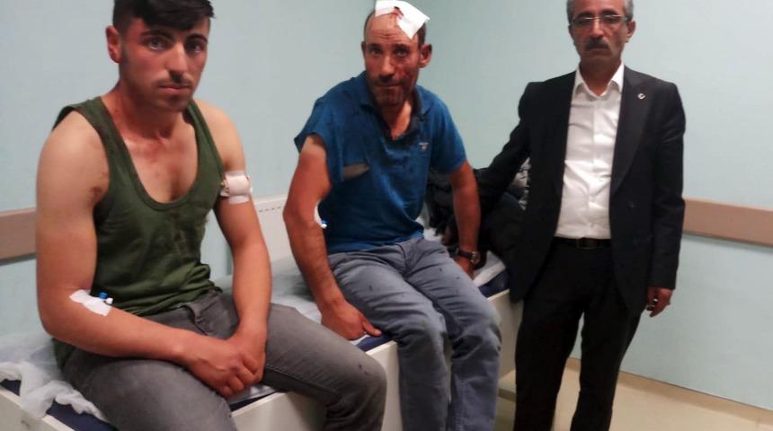 Se&ccedil;ime g&uuml;nler kala gerginlik! Van'da AK Partililere saldırı: 2 yaralı