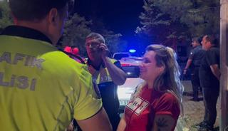 Alkoll&uuml; s&uuml;r&uuml;c&uuml; mahalleyi birbirine kattı! Aracına &ccedil;arptığı kişiyi polisin yanında tehdit etti