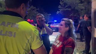 Alkollü sürücü mahalleyi birbirine kattı! Aracına çarptığı kişiyi polisin yanında tehdit etti