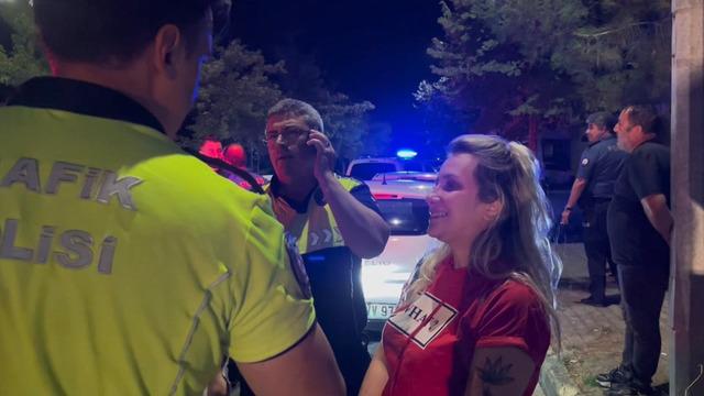 Alkollü sürücü mahalleyi birbirine kattı! Aracına çarptığı kişiyi polisin yanında tehdit etti