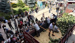 Kapış kapış gitti: 20 ton karpuzu bedava dağıttı