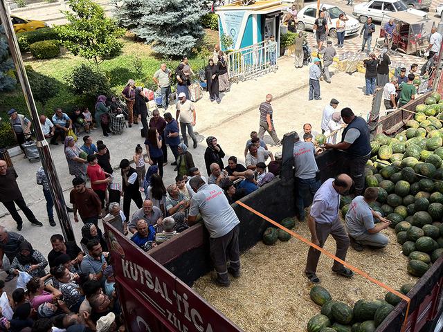Kapış kapış gitti: 20 ton karpuzu bedava dağıttı