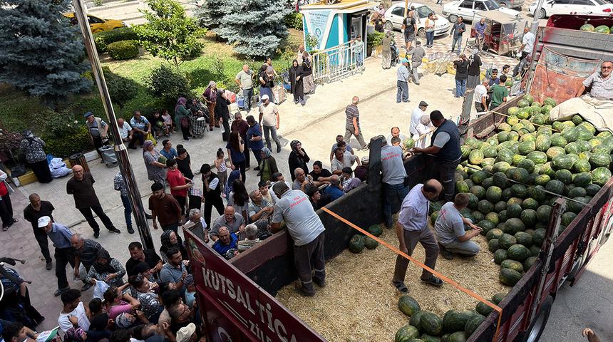 Kapış kapış gitti: 20 ton karpuzu bedava dağıttı