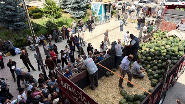 Kapış kapış gitti: 20 ton karpuzu bedava dağıttı