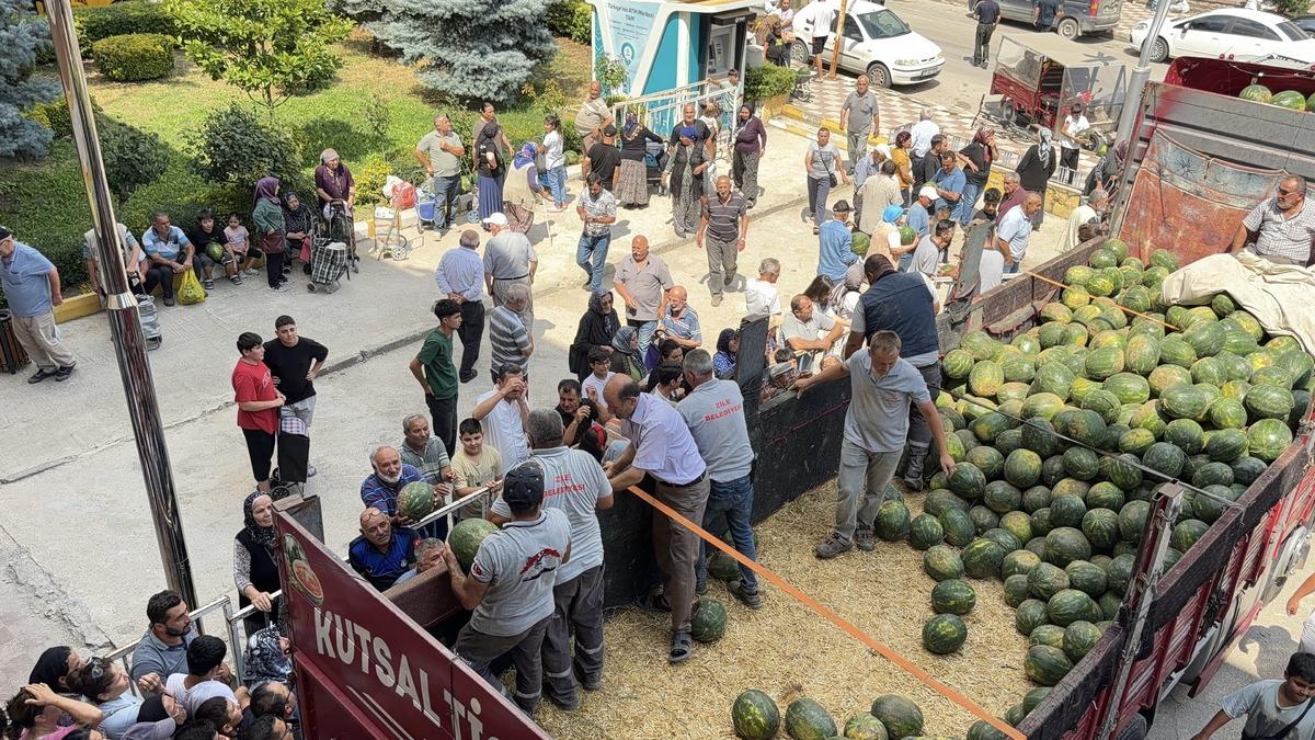 Kapış kapış gitti: 20 ton karpuzu bedava dağıttı 1