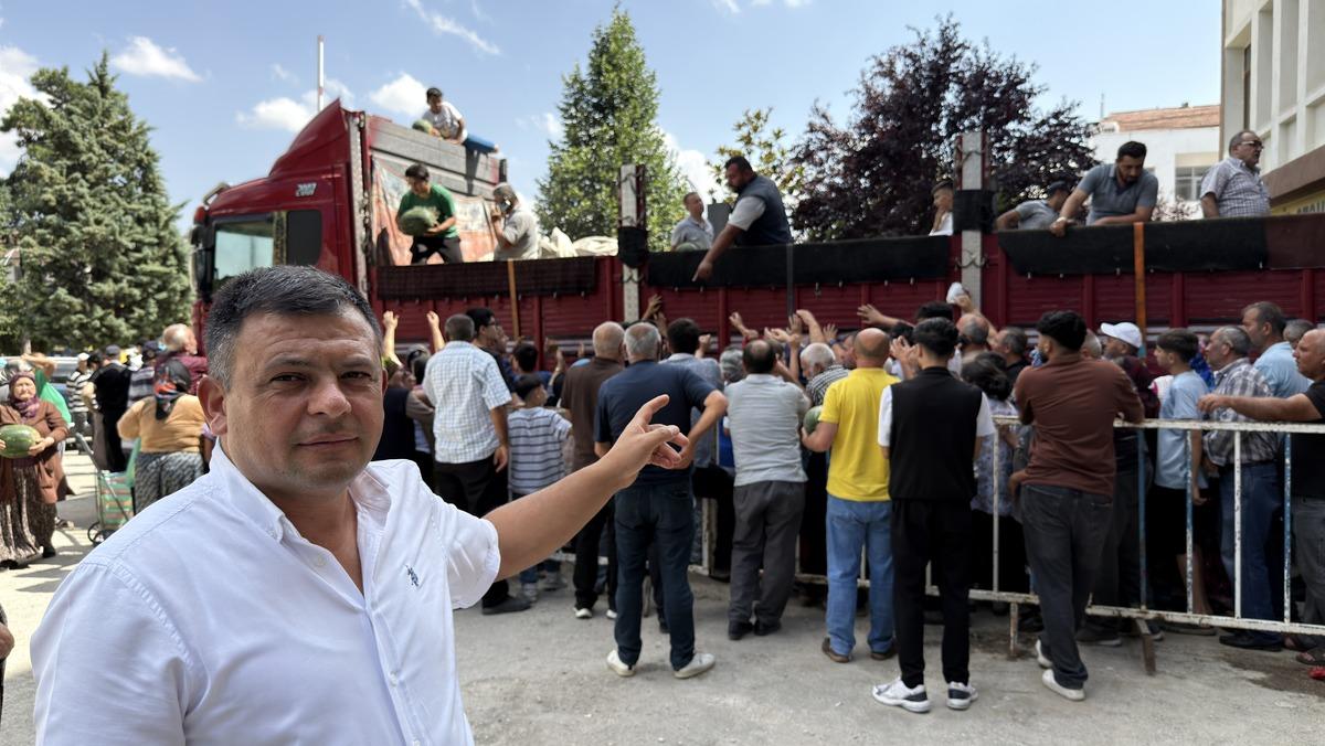 Kapış kapış gitti: 20 ton karpuzu bedava dağıttı 3