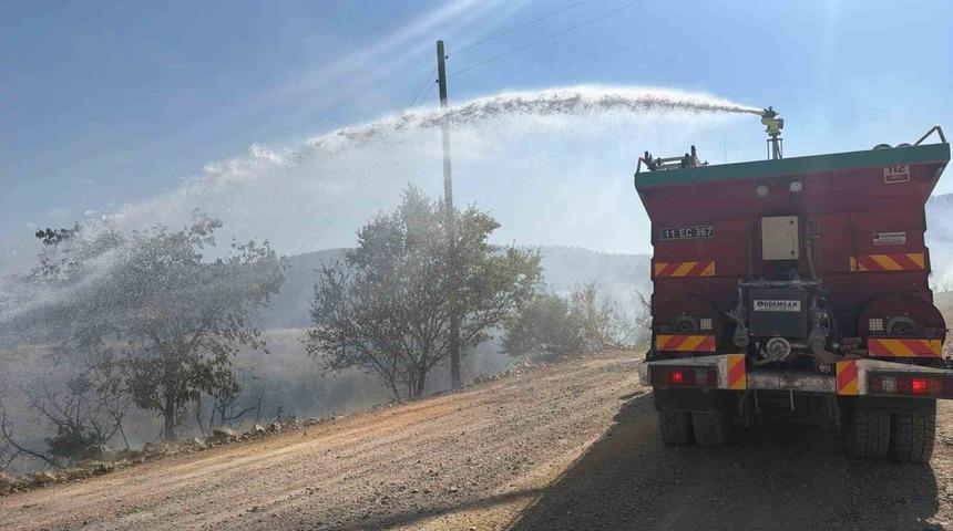 Bilecik&rsquo;te devrilen elektrik direği yangına neden oldu