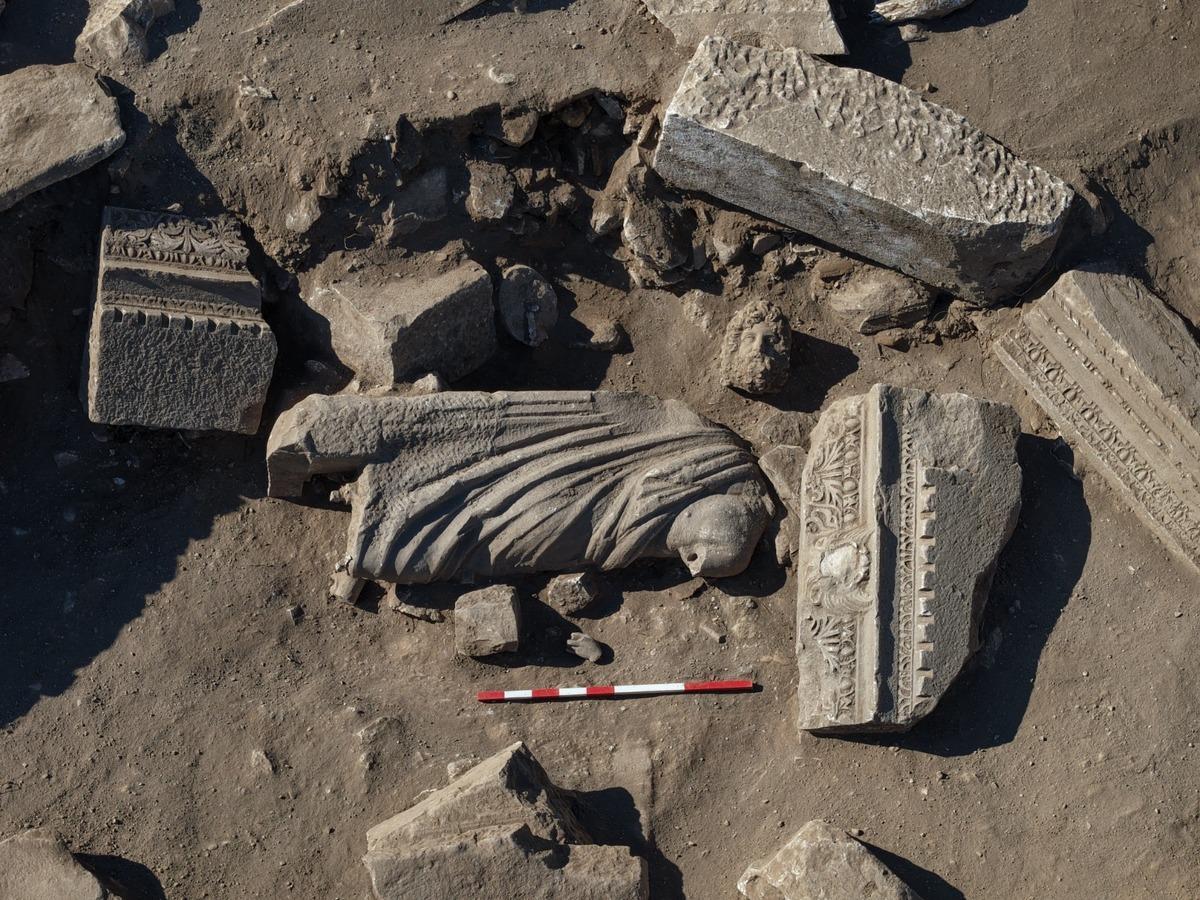 Aspendos’ta şifanın 1800 yıllık dev heykeli gün yüzüne çıktı 5