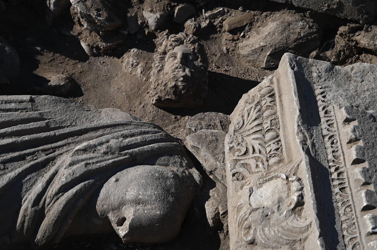 Aspendos’ta şifanın 1800 yıllık dev heykeli gün yüzüne çıktı 6