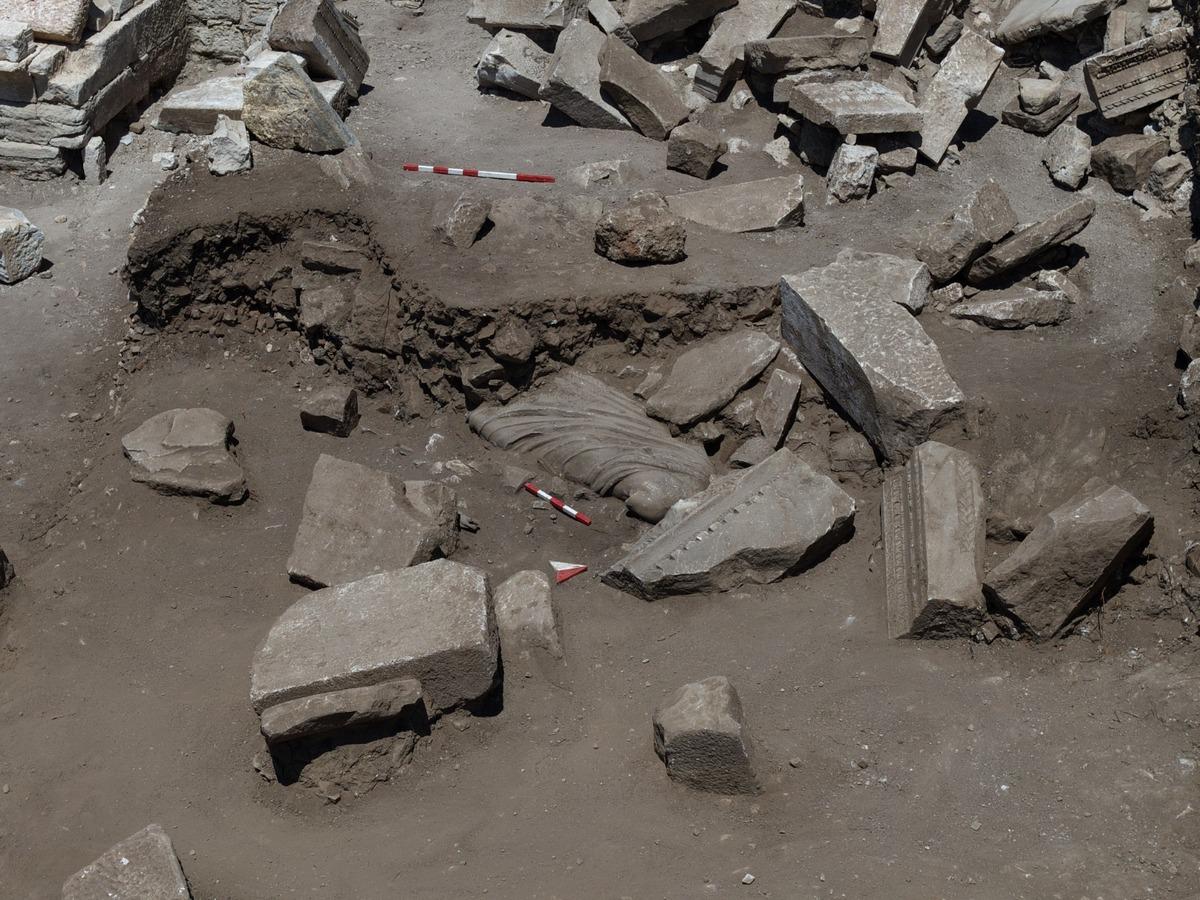 Aspendos’ta şifanın 1800 yıllık dev heykeli gün yüzüne çıktı 7
