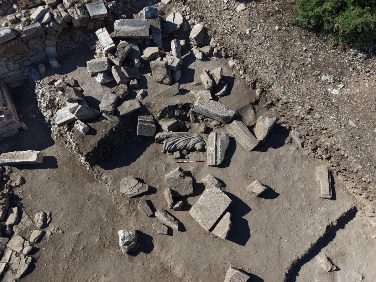 Aspendos’ta şifanın 1800 yıllık dev heykeli gün yüzüne çıktı 8