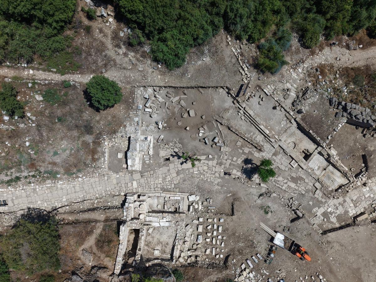 Aspendos’ta şifanın 1800 yıllık dev heykeli gün yüzüne çıktı 10