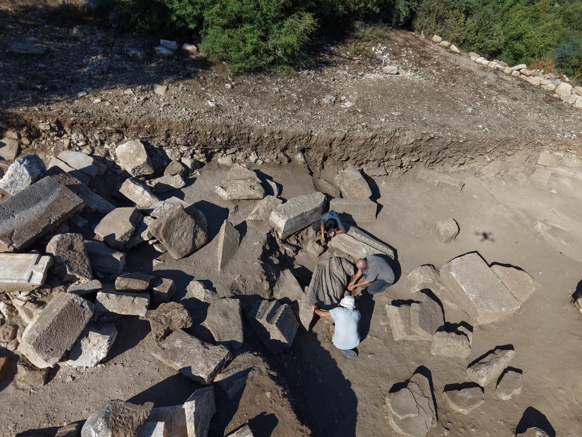 Aspendos’ta şifanın 1800 yıllık dev heykeli gün yüzüne çıktı 11