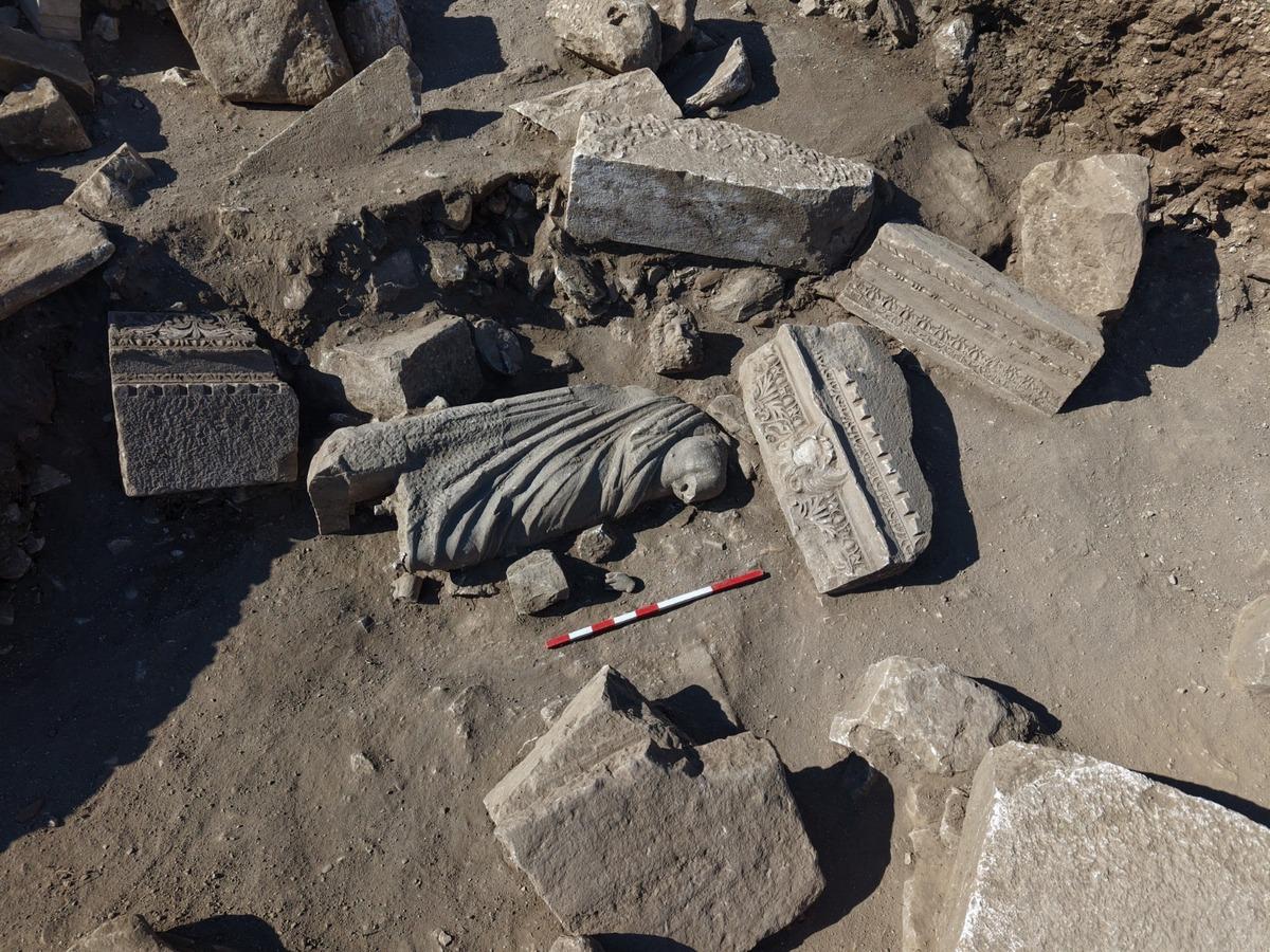 Aspendos’ta şifanın 1800 yıllık dev heykeli gün yüzüne çıktı 12