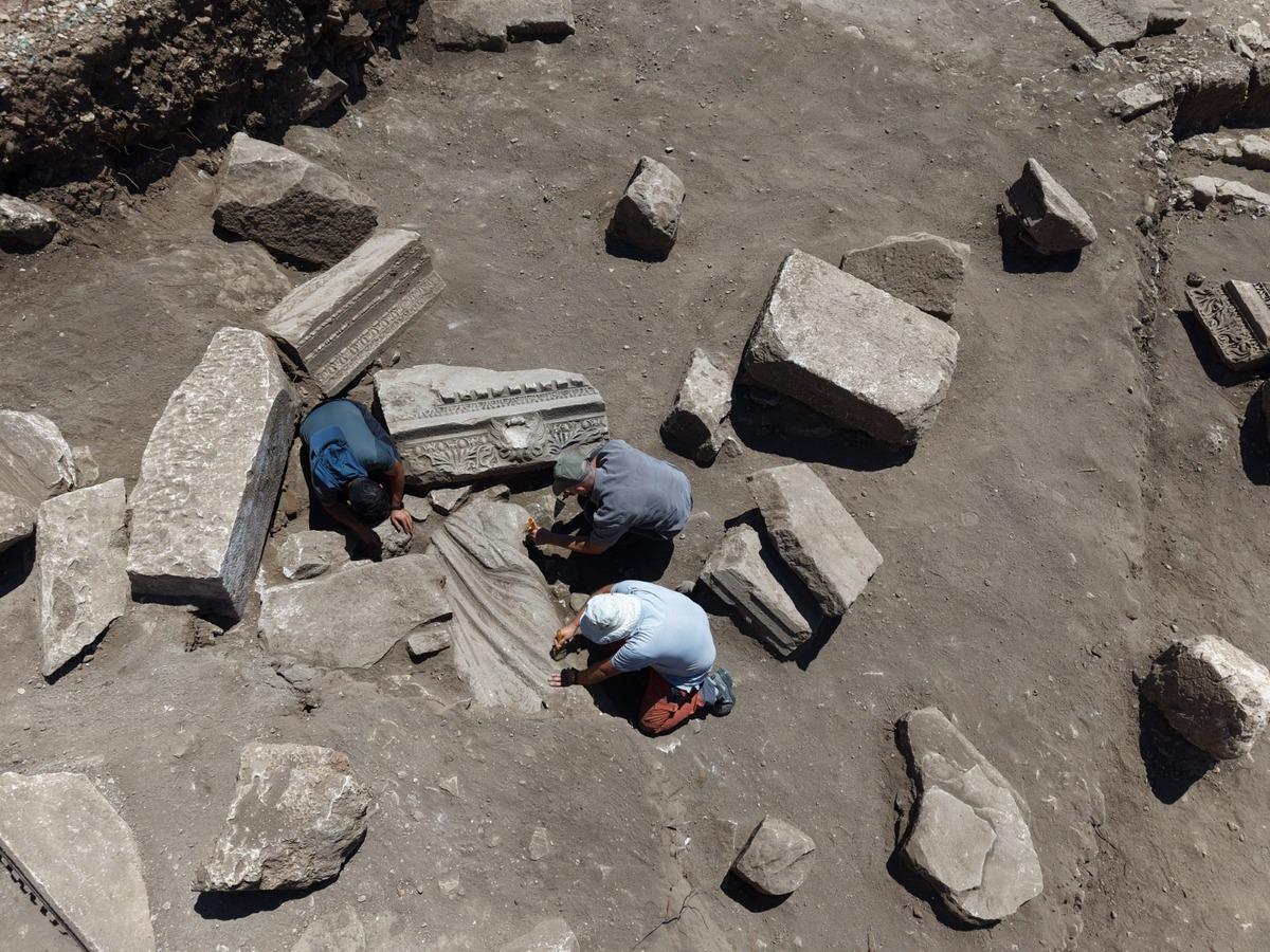 Aspendos’ta şifanın 1800 yıllık dev heykeli gün yüzüne çıktı 13