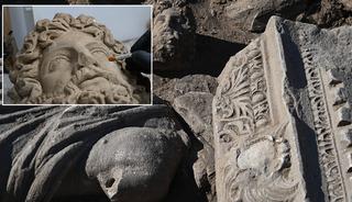 Aspendos&rsquo;ta şifanın 1800 yıllık dev heykeli g&uuml;n y&uuml;z&uuml;ne &ccedil;ıktı