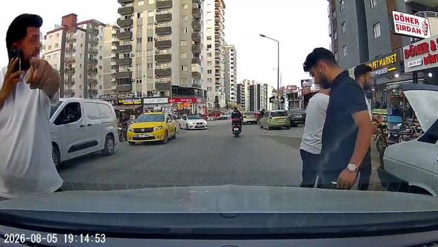 Trafikteki testereli maganda kamerada: Bagajdan &ccedil;ıkarıp saldırmaya &ccedil;alıştı 5