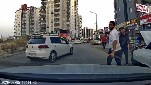 Trafikteki testereli maganda kamerada: Bagajdan &ccedil;ıkarıp saldırmaya &ccedil;alıştı 4