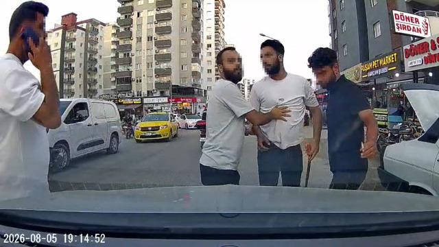 Trafikteki testereli maganda kamerada: Bagajdan &ccedil;ıkarıp saldırmaya &ccedil;alıştı 3