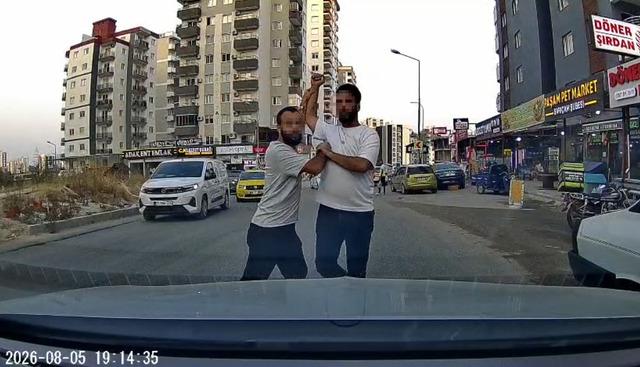 Trafikteki testereli maganda kamerada: Bagajdan &ccedil;ıkarıp saldırmaya &ccedil;alıştı 2