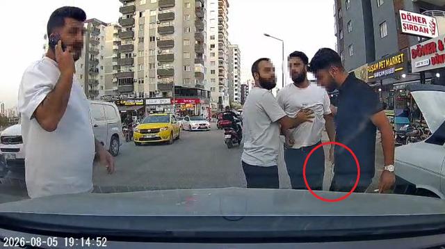 Trafikteki testereli maganda kamerada: Bagajdan &ccedil;ıkarıp saldırmaya &ccedil;alıştı 1