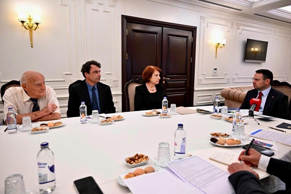 Bakan G&uuml;rlek, Uğur Mumcu nun ailesini kabul etti 1