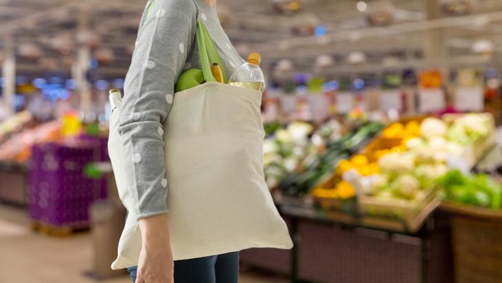 Markete giderken bez &ccedil;antanı evde unuttuğunu fark ettin. Ne yaparsın?