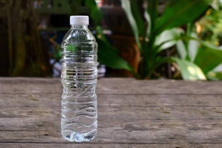 Bitirdiğin plastik su şişesini hangi renk geri d&ouml;n&uuml;ş&uuml;m kutusuna atmalısın?