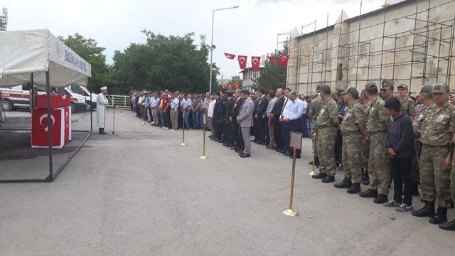 Şehit Sözleşmeli Er Bayracı, Erzincan'da gözyaşlarıyla uğurlandı