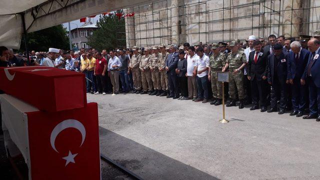 Şehit Sözleşmeli Er Bayracı, Erzincan'da gözyaşlarıyla uğurlandı