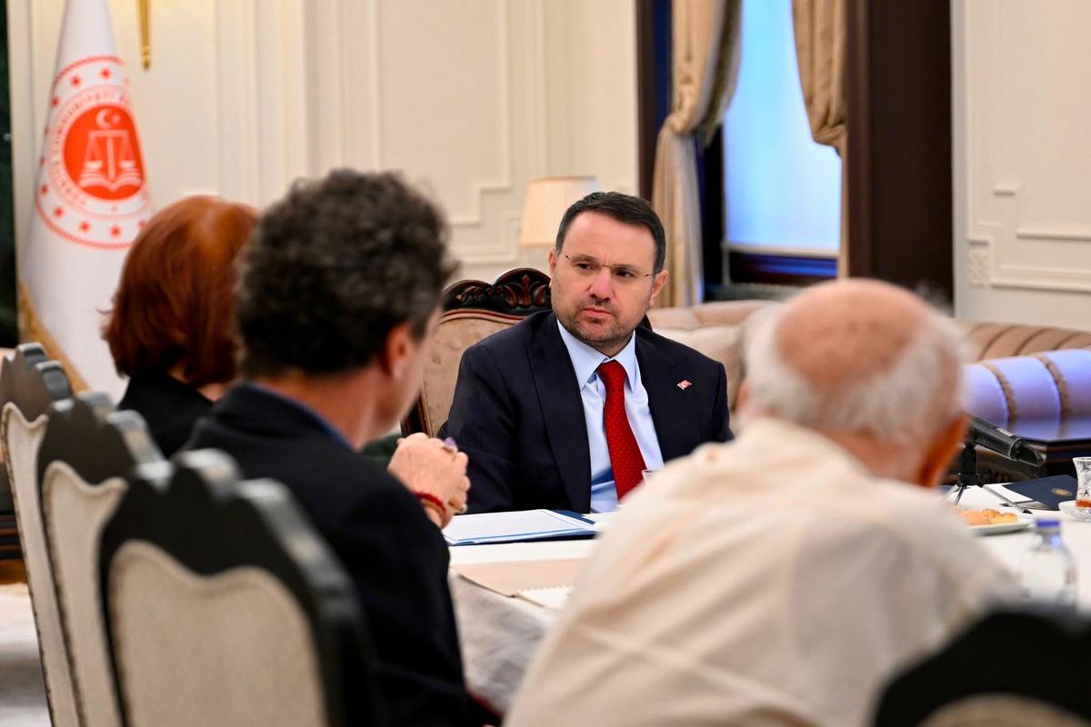 Bakan G&uuml;rlek, Uğur Mumcu nun ailesini kabul etti! "Devlet bu faili ortaya &ccedil;ıkarmak zorunda" 3
