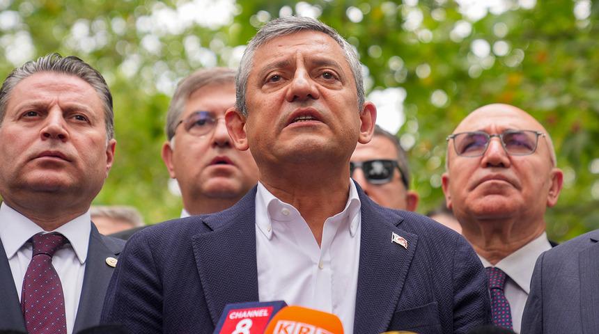 Son dakika | &Ouml;zg&uuml;r &Ouml;zel'den '&ccedil;er&ccedil;eve yasa' &ccedil;ıkışı: "&Ouml;zensiz ve k&ouml;t&uuml;! İmza atma gibi bir &ccedil;abamız yok"