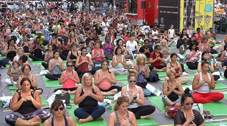 Yoga tutkunları Times Meydanı'nda buluştu