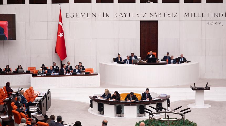 Su&ccedil;a s&uuml;r&uuml;klenen &ccedil;ocuklara ilişkin d&uuml;zenlemeleri i&ccedil;eren kanun teklifinin ilk 2 maddesi kabul edildi