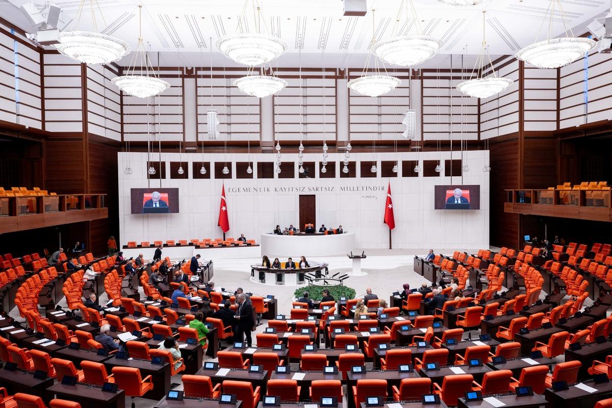 Su&ccedil;a s&uuml;r&uuml;klenen &ccedil;ocuklara ilişkin d&uuml;zenlemeleri i&ccedil;eren kanun teklifinin ilk 2 maddesi kabul edildi 1