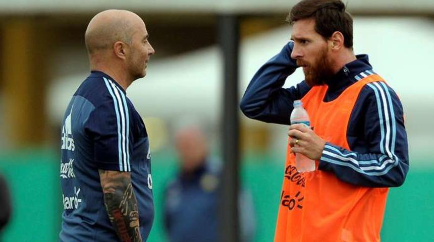 Arjantinli futbolcular Sampaoli'yi odaya almadı 